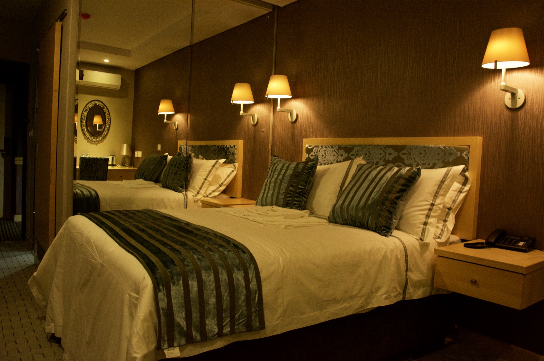Queen Room at Aquarian Tide Hotel